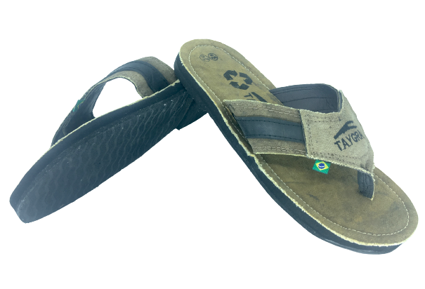 Tongs en toile de b�che de camion br�silien et pneu recycl�, de quoi �tre fier d'arpenter le pav�
