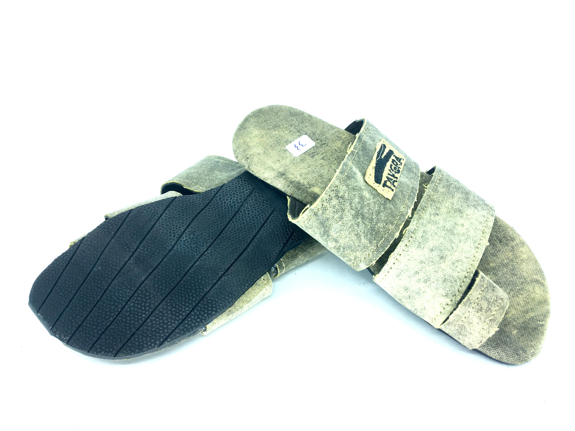Sandales en b�che de camion et pneu d'avion recycl�s